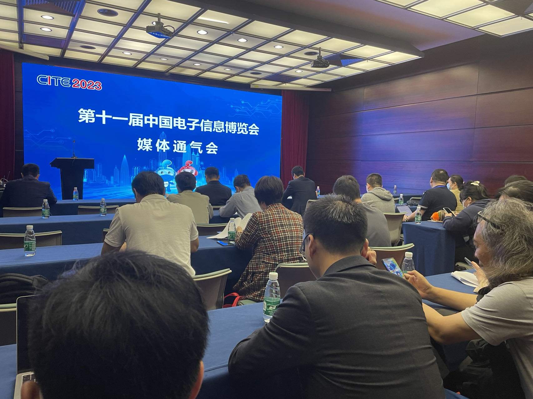 邁步新征程  譜寫新篇章